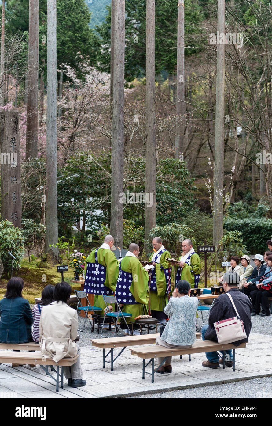 I visitatori che partecipano a un servizio templare nei giardini boschivi del tempio buddista Sanzen-in, Ohara, Giappone, in primavera Foto Stock