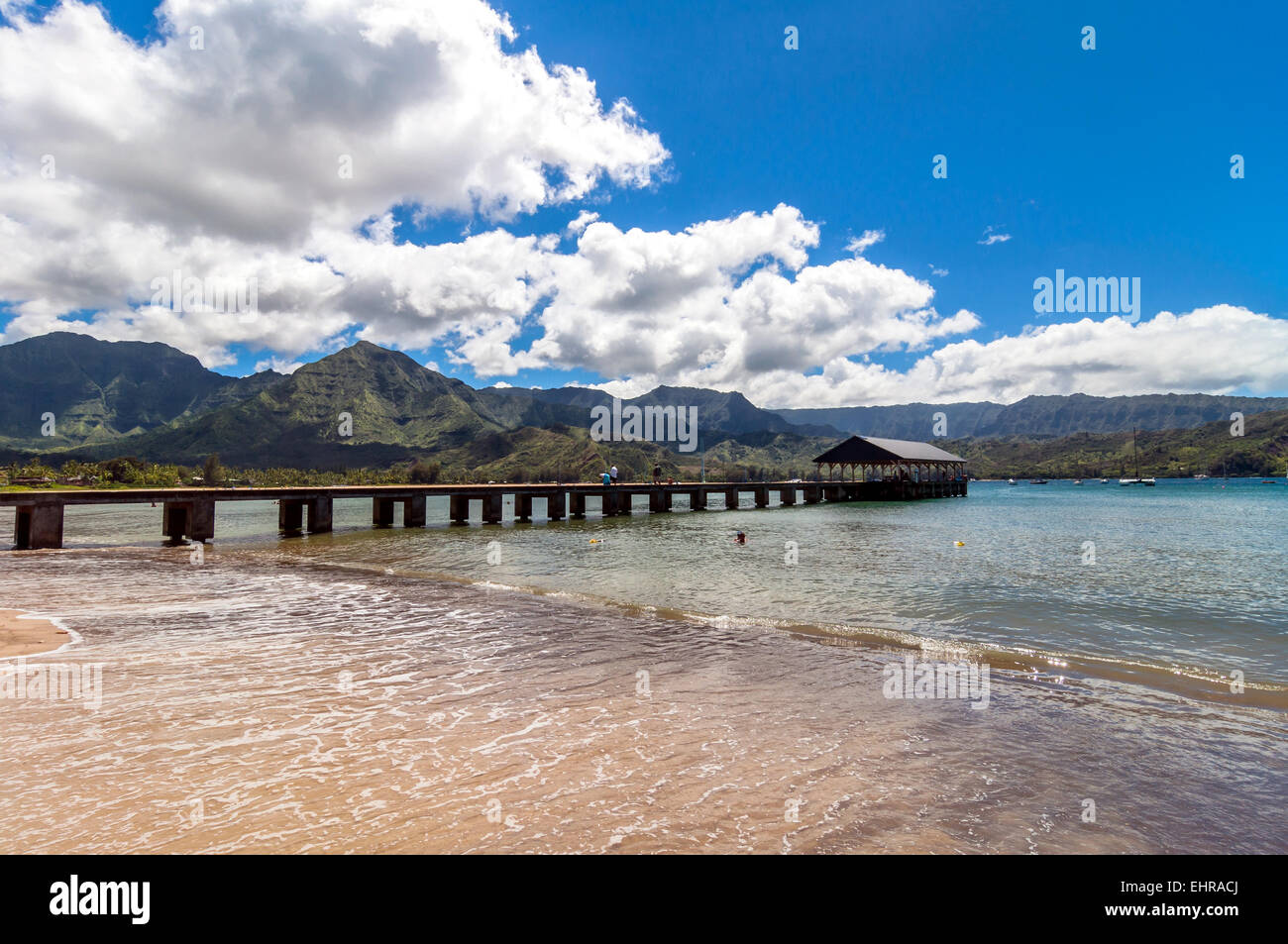 Kauai, HI, Stati Uniti d'America - 31 agosto 2013: turisti sul molo e la balneazione nella Baia di Hanalei, Isola di Kauai (Hawaii) Foto Stock