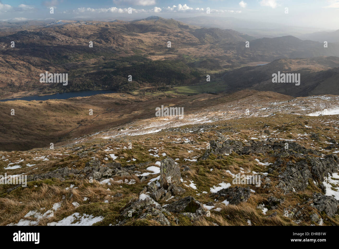 Guardando a Sud Ovest di Nant Gwynant da Lliwedd Bach, Parco Nazionale di Snowdonia, Wales, Regno Unito Foto Stock