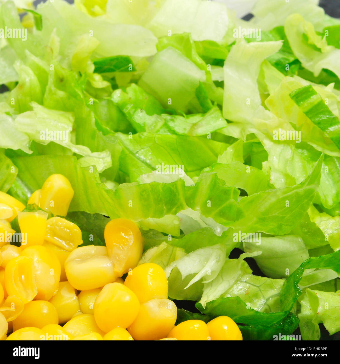 Primo piano di alcuni ingredienti insalata, come il mais e la lattuga Foto Stock
