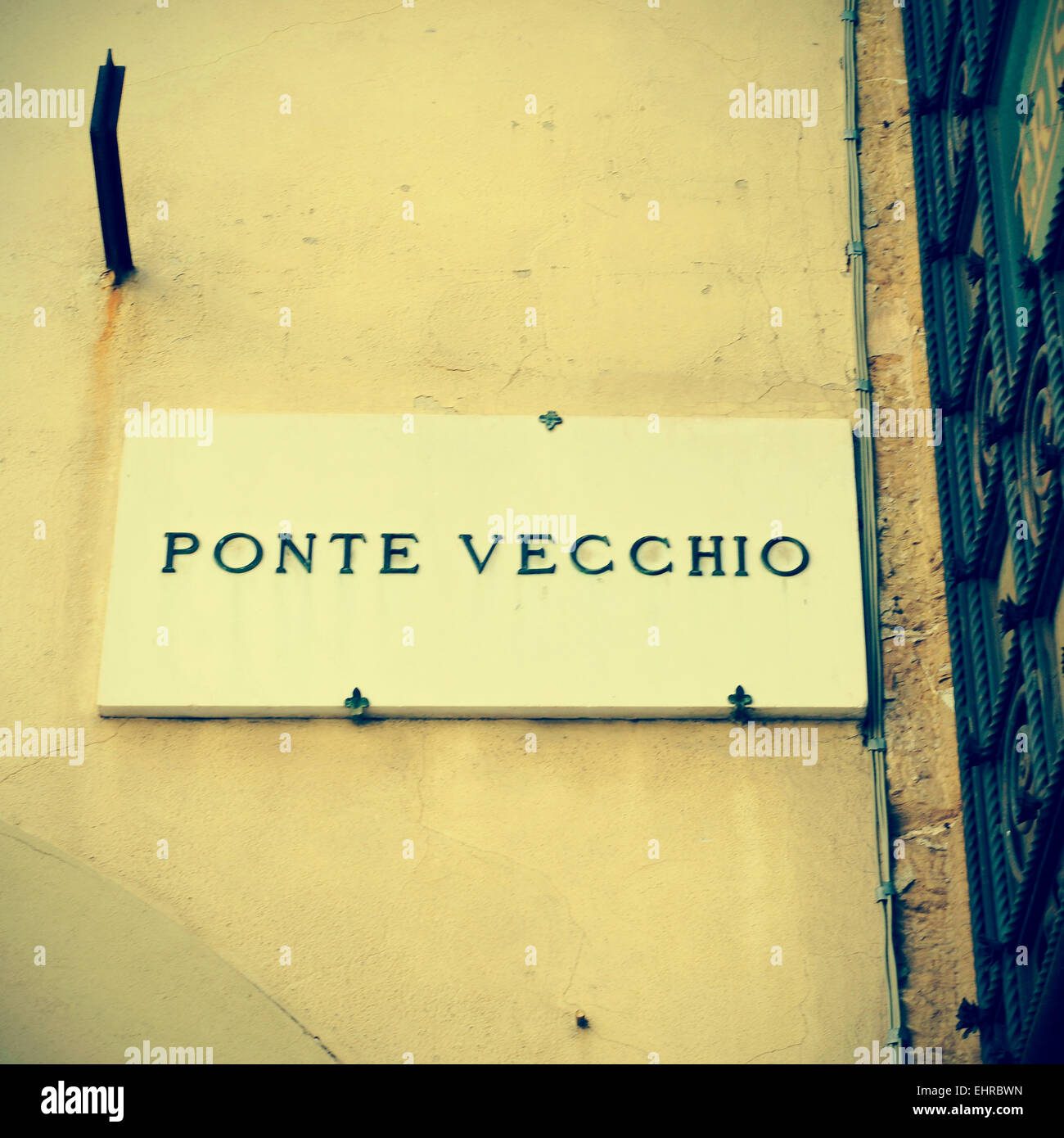 Immagine di una lapide in marmo con il nome di Ponte Vecchio scritto in esso a Firenze, Italia, con un effetto retrò Foto Stock