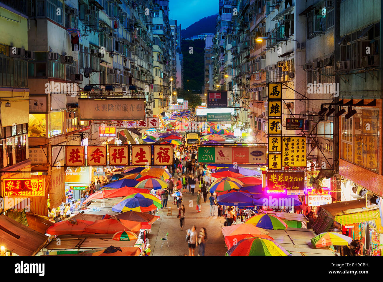 Hong Kong, Hong Kong - Novembre 08, 2014: strada trafficata mercato a Fa Yuen Street a Mong Kok area di Kowloon, Hong Kong. Foto Stock