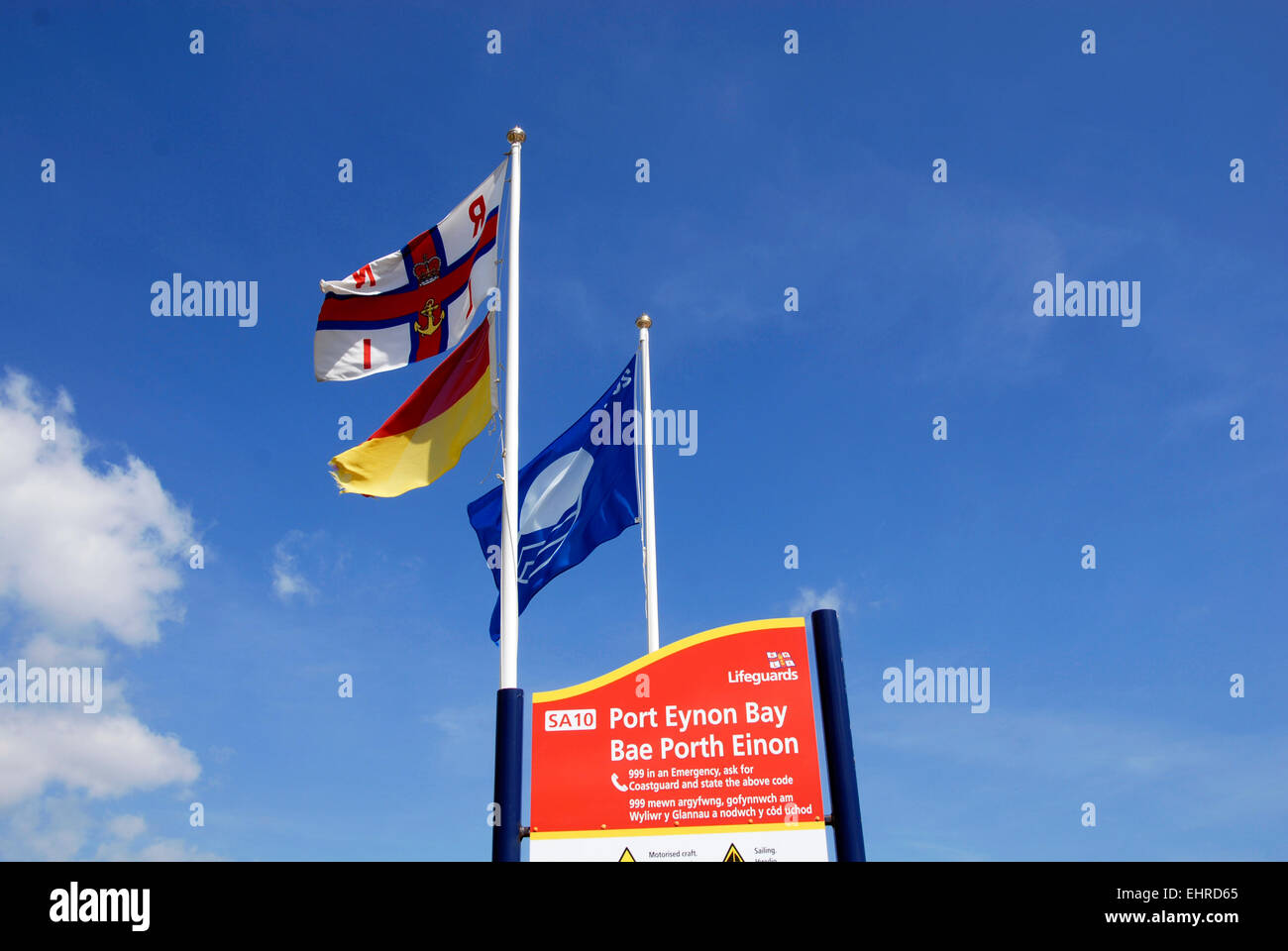 Bandiere a Port Eynon Bay, Gower, Galles del Sud Foto Stock