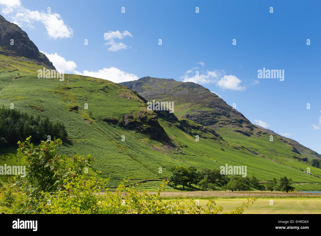 Stile di alta montagna vicino a Buttermere Lake District Cumbria Inghilterra England Regno unito su una bella e soleggiata giornata estiva Foto Stock