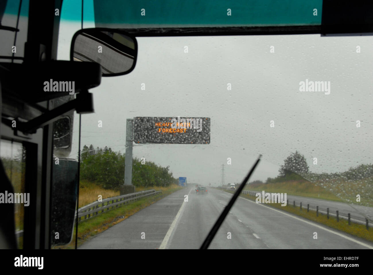 Heavy Rain meteo sign in autostrada Foto Stock