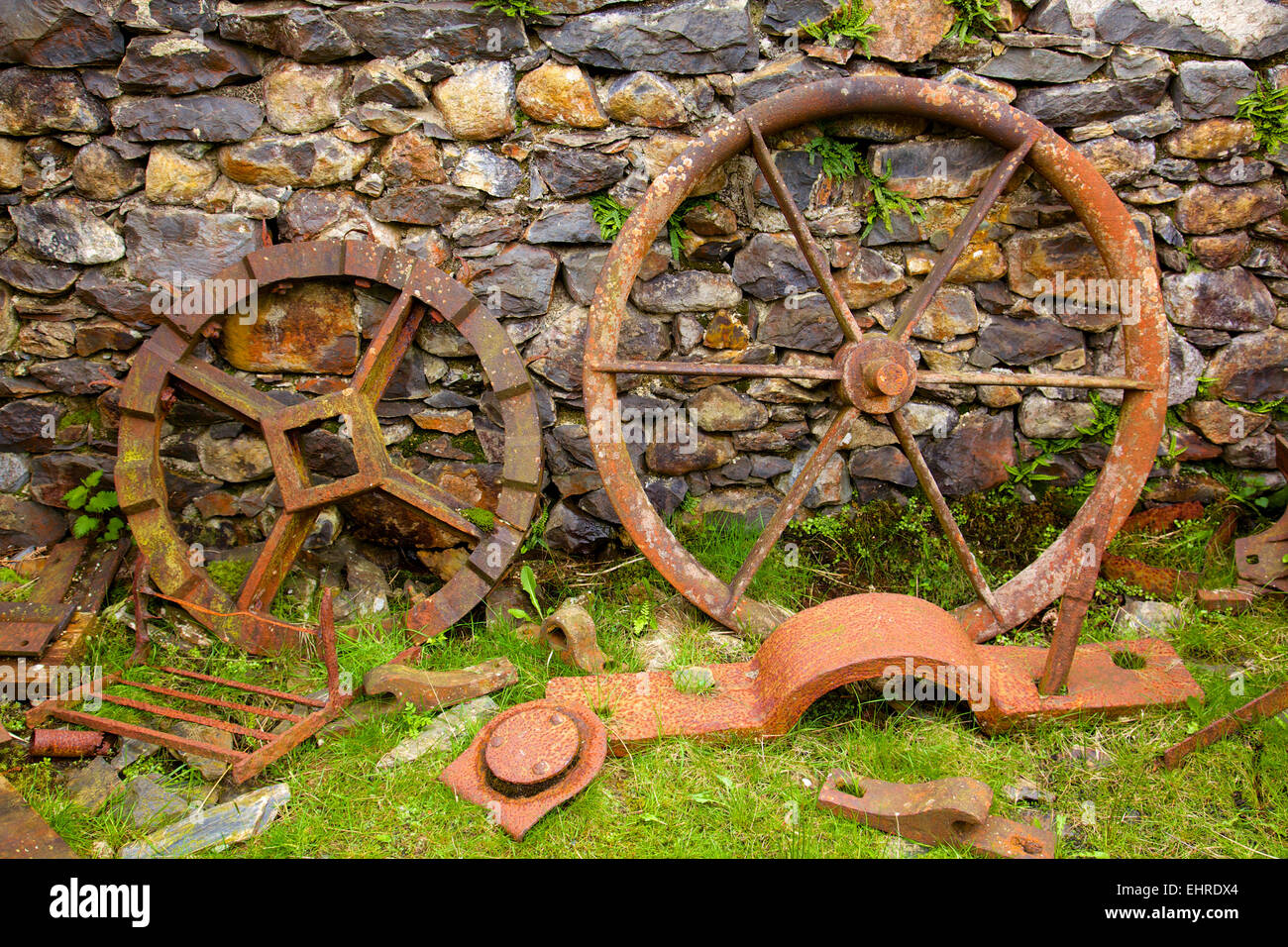 Gwynedd, Snowdonia, Cwm Pennant - dismesse miniera di rame di Cwm Ciprwth, arrugginimento miniera macchinari Foto Stock