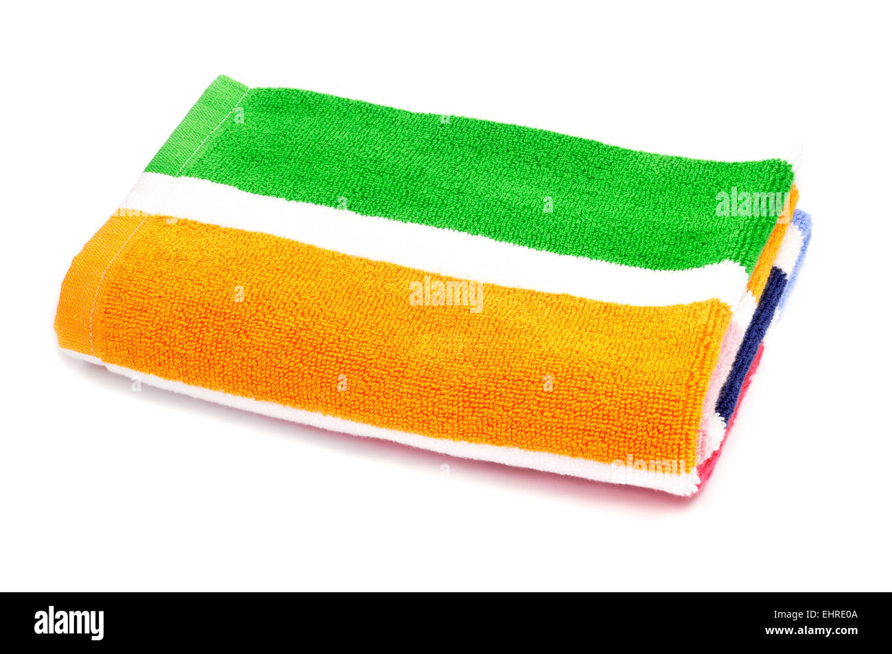 Un colorato a strisce di asciugamani di spiaggia su sfondo bianco Foto Stock