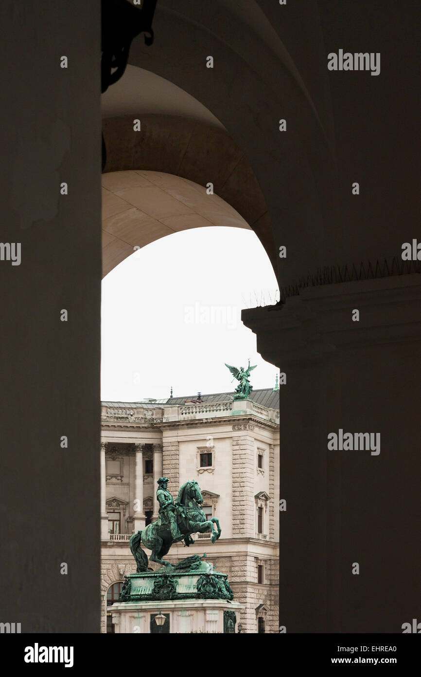 Visualizzazione attraverso l'arco della statua equestre del principe Eugenio di Savoia, il Palazzo di Hofburg di Vienna Foto Stock