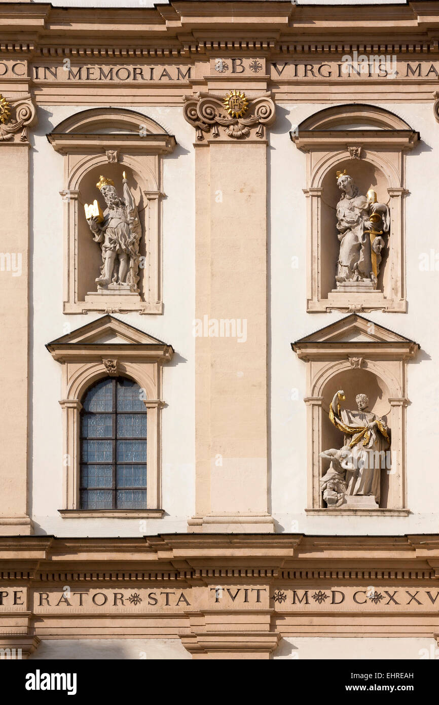 Dettagli della facciata della chiesa dei Gesuiti (Jesuitenkirche), Vienna Foto Stock