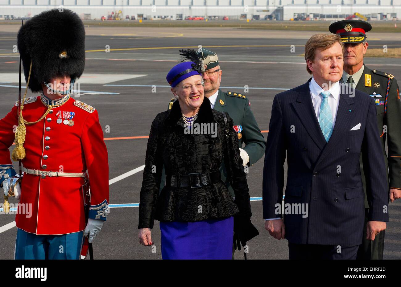 Copenhagen, Danimarca. Il 17 marzo 2015. HM Re Willem-Alexander dei Paesi Bassi e di Sua Maestà la Regina Margrethe II di Danimarca durante l'arrivo all'Aeroporto Kastrup e la cerimonia ufficiale del 1° giorno della 2 giorni allo Stato visita olandese della coppia reale per la Danimarca. Credito: dpa picture alliance/Alamy Live News Foto Stock