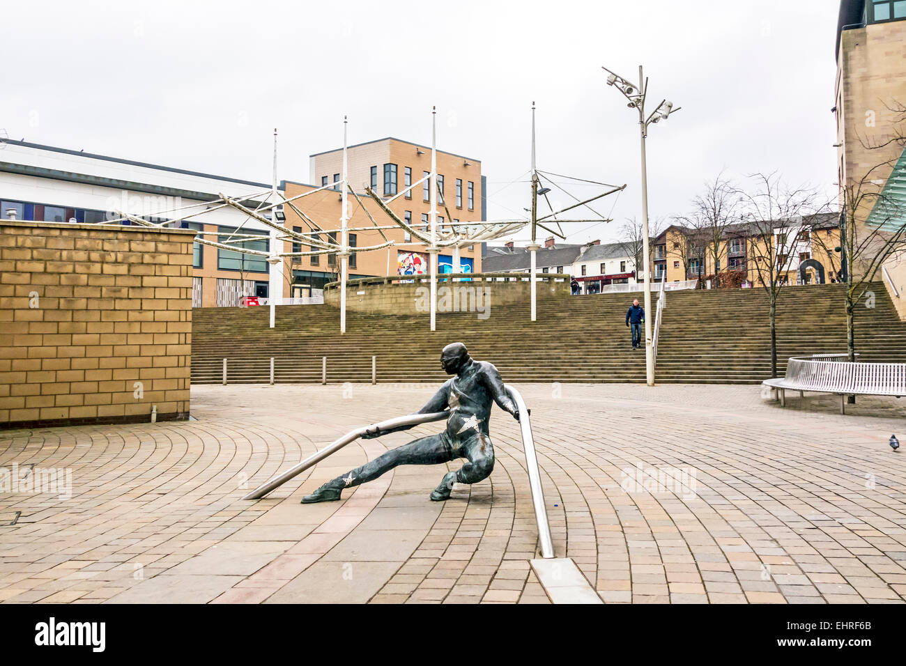 La scultura nella piazza della città e nel centro di Hamilton South Lanarkshire Scozia con ampi passaggi per Castle Street Foto Stock