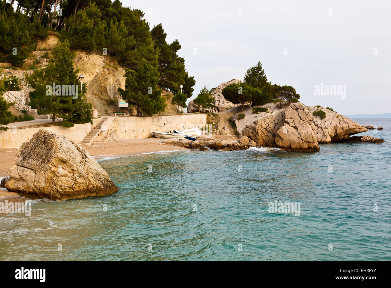 Spiaggia adriatica nel villaggio di Brela, Croazia Foto Stock