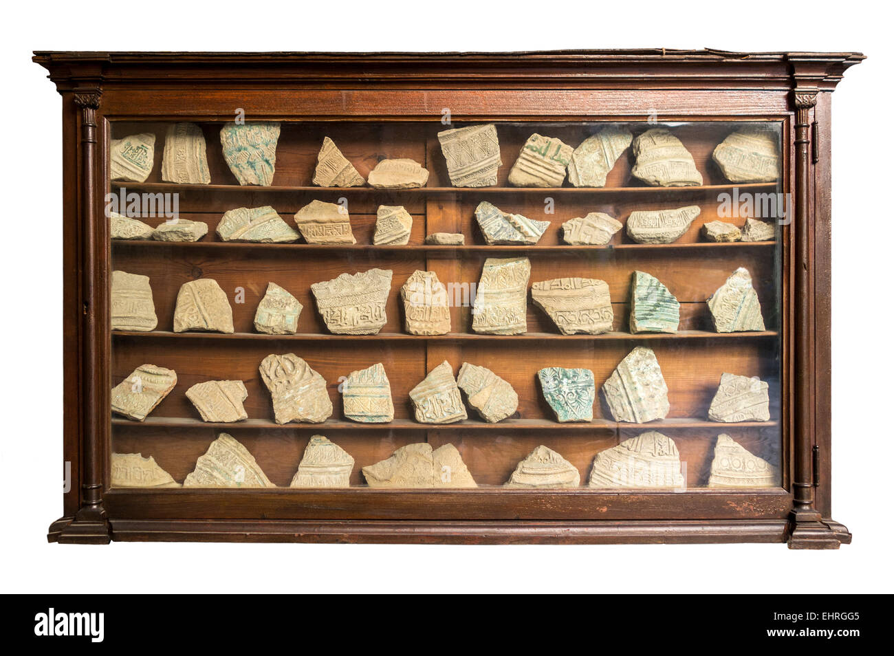 Esposizione museale noiosa. Vecchia vetrina del museo degli anni '20 con collezione di reperti archeologici; frammenti di ceramica oggetti museali Foto Stock
