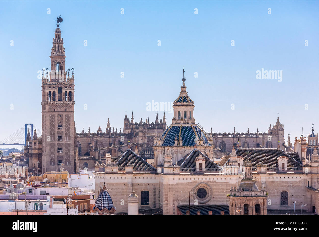 Siviglia Spagna skyline con la torre Giralda Cattedrale El Salvador Chiesa e bridge visto dalla Parasol Metropol città si affacciano Foto Stock