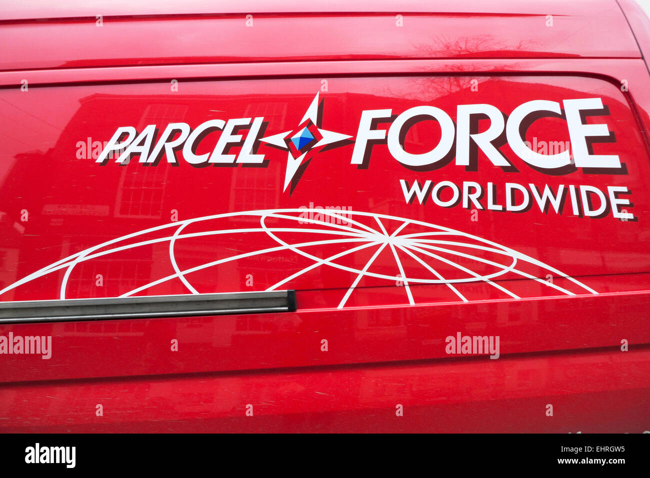 Esterno del pacco rosso vigore consegna in tutto il mondo Van UK KATHY DEWITT Foto Stock