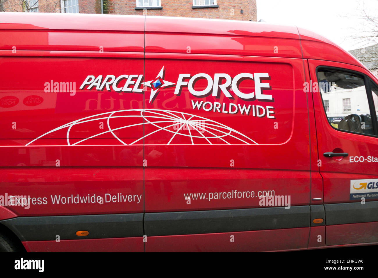 Esterno del pacco rosso vigore consegna in tutto il mondo Van UK KATHY DEWITT Foto Stock