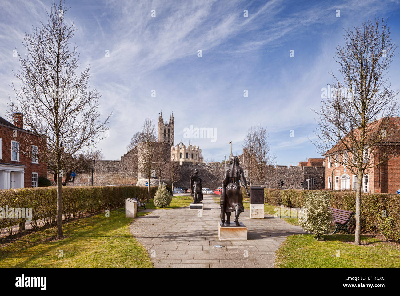 Statue di Ethelbert re e regina di Bertha del Kent e la Cattedrale di Canterbury, Canterbury, nel Kent, Inghilterra, Regno Unito. Foto Stock