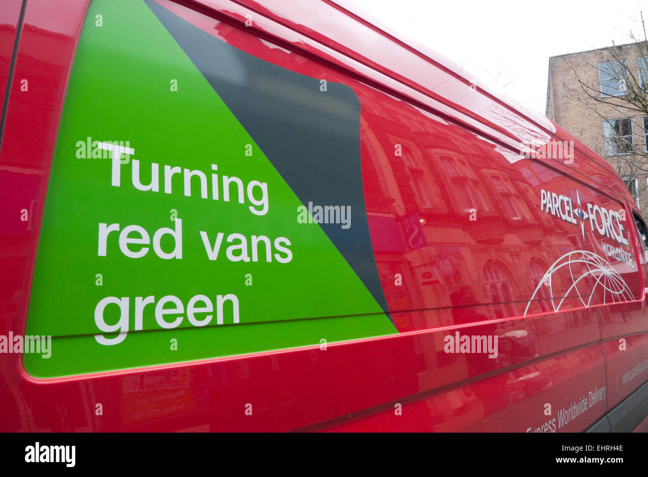 'Turning furgoni Rosso Verde' inserzione sulla parte esterna del pacco rosso consegna forza Van UK KATHY DEWITT Foto Stock