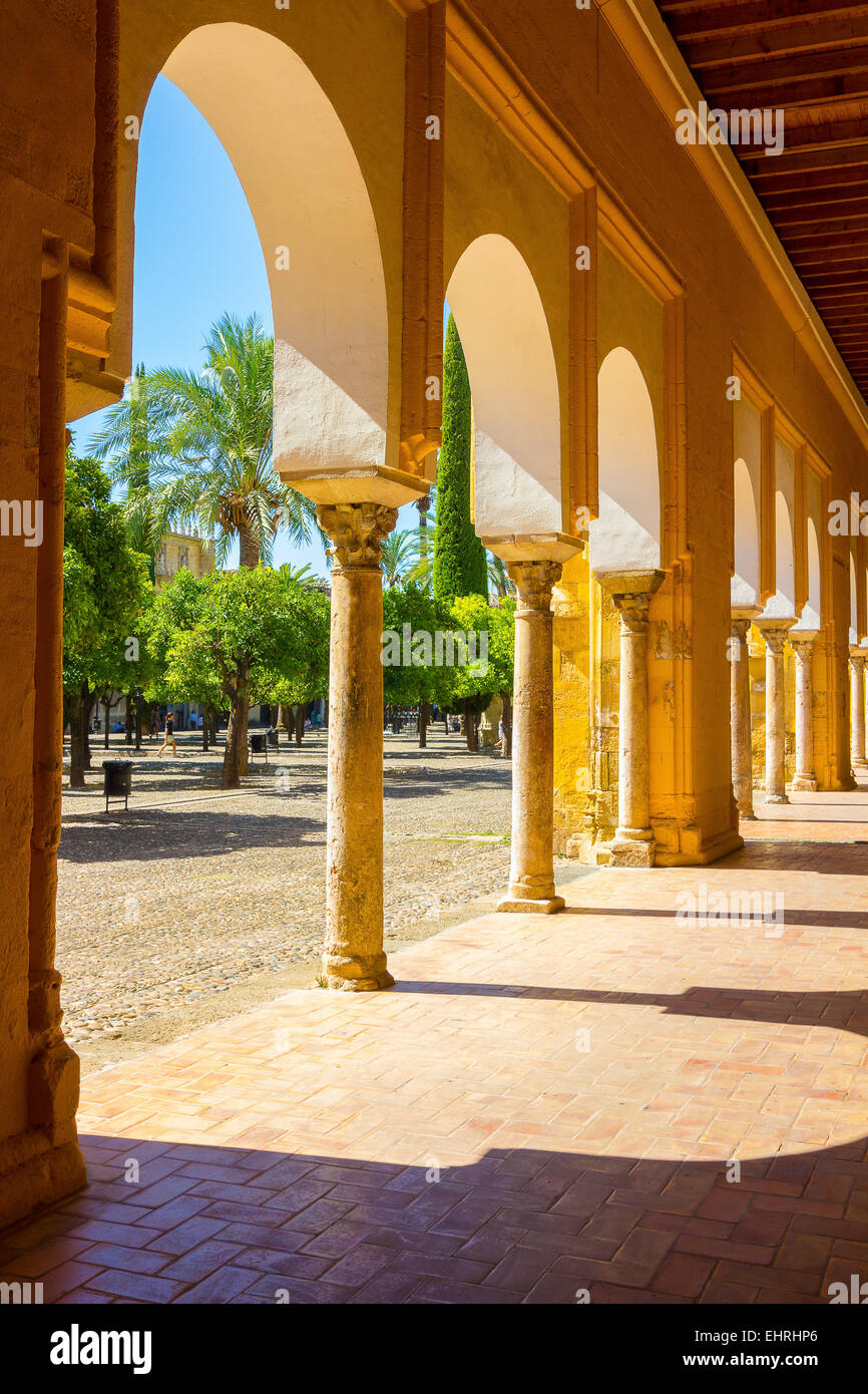 Cortile interno con le colonne e gli archi della famosa moschea di Cordova, Spagna Foto Stock