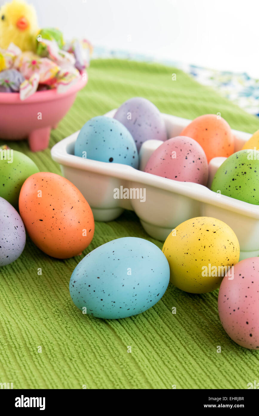 Color pastello uova e candy Foto Stock