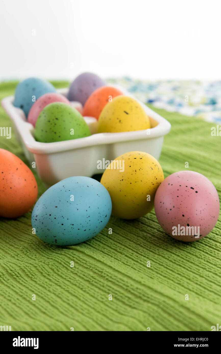 Color pastello le uova di Pasqua Foto Stock