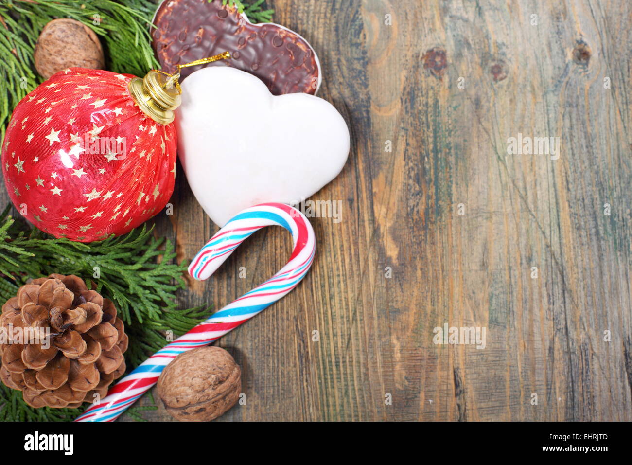 Biscotti allo zenzero, palle di Natale e caramelle. Foto Stock