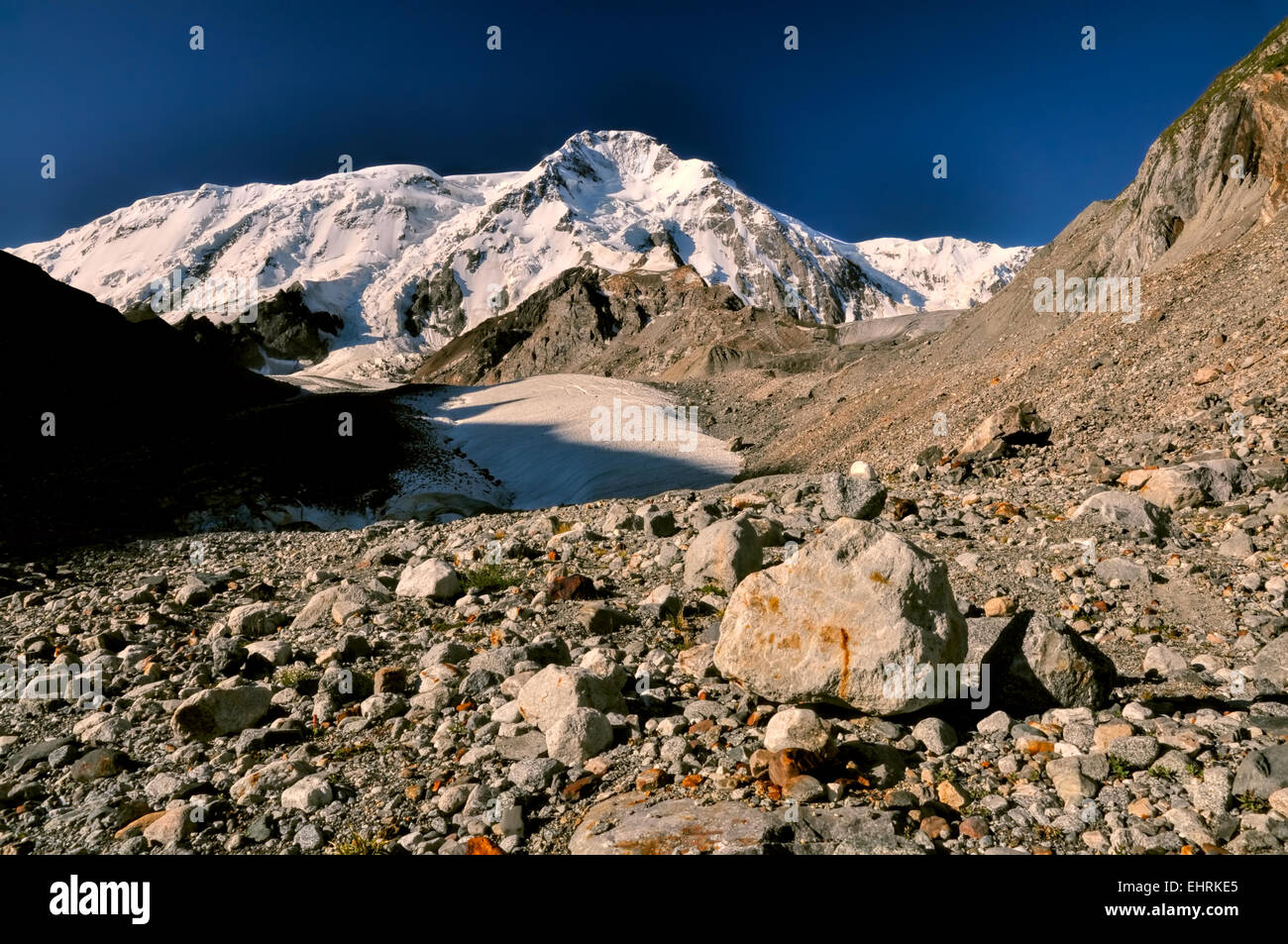 Terreno roccioso sulle pendici delle montagne Tien-Shan, Kirghizistan Foto Stock