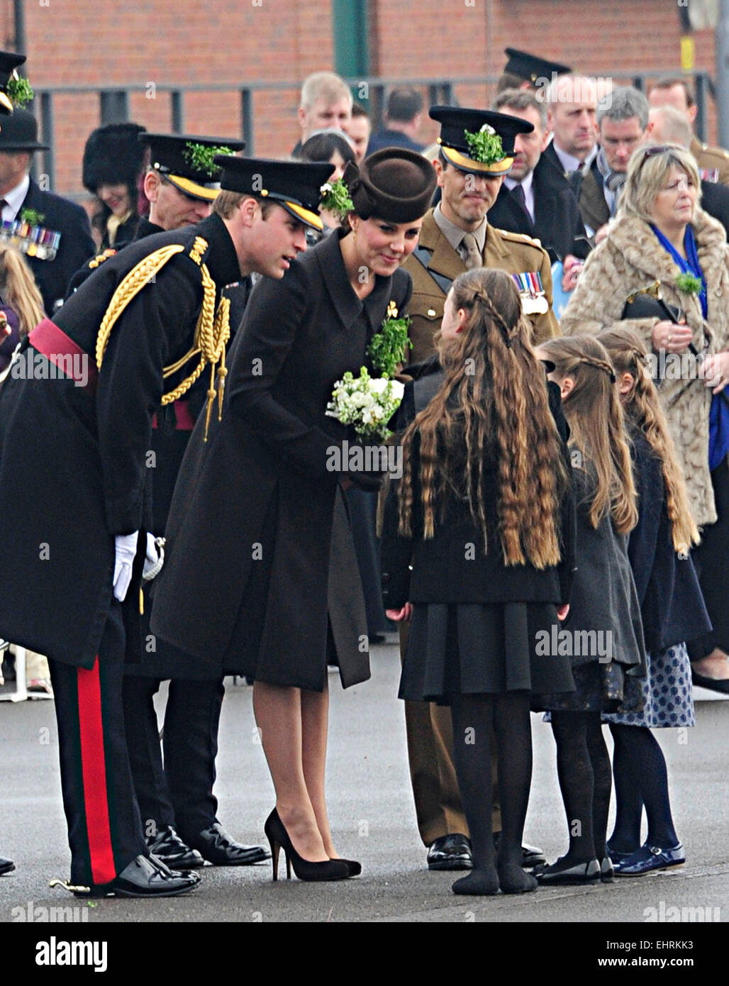 Aldershot, Regno Unito. Xvii Mar, 2015. Il Duca e la Duchessa di Cambridge visita il Primo Battaglione Goards irlandese a san Patrizio parata a Mons caserma, Aldershot. Il 17 marzo 2015. Credito: Peter Phillips/Alamy Live News Foto Stock