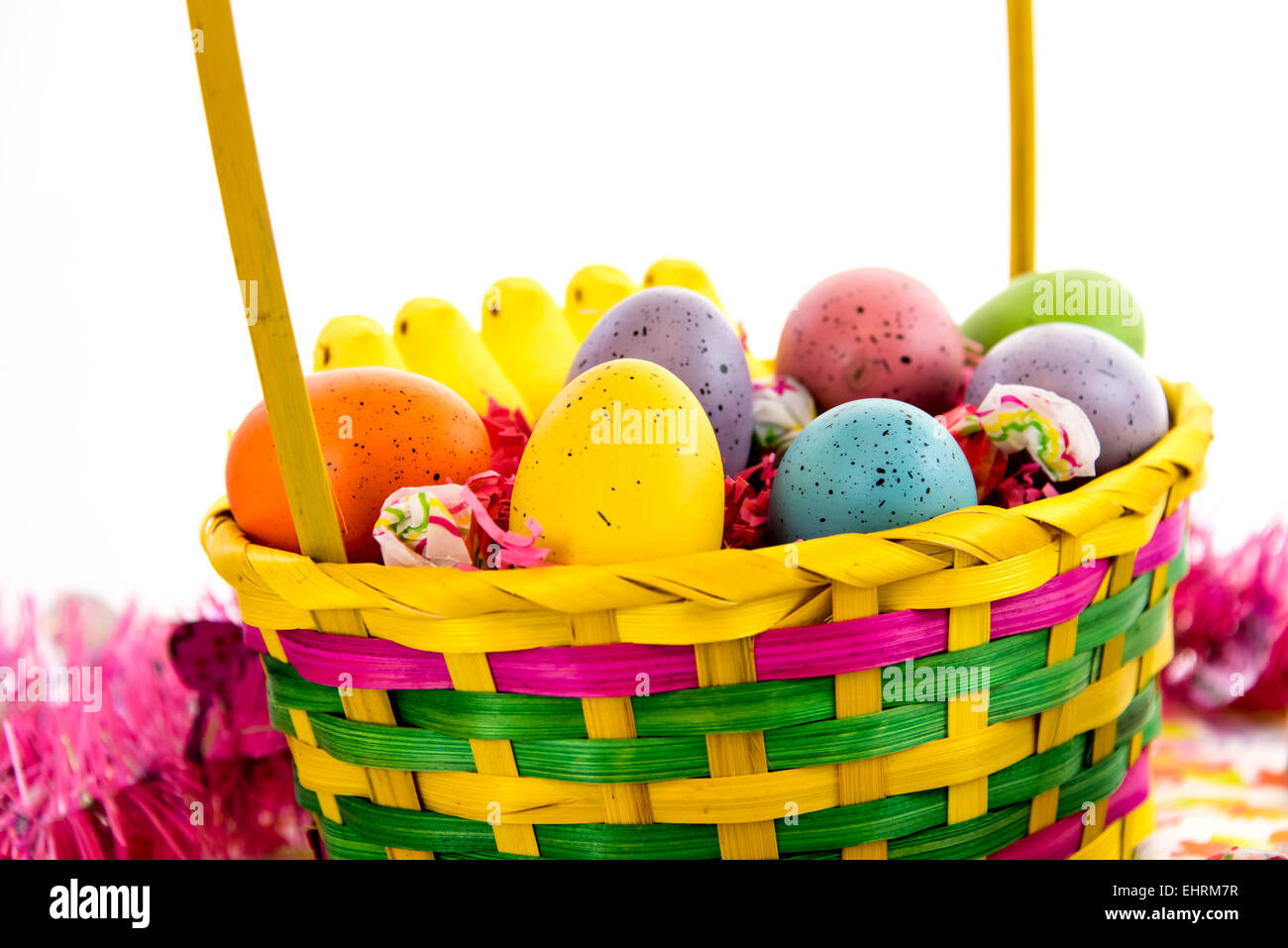 Colorate le uova di Pasqua, giallo di pulcini e la caramella in un cestello Foto Stock
