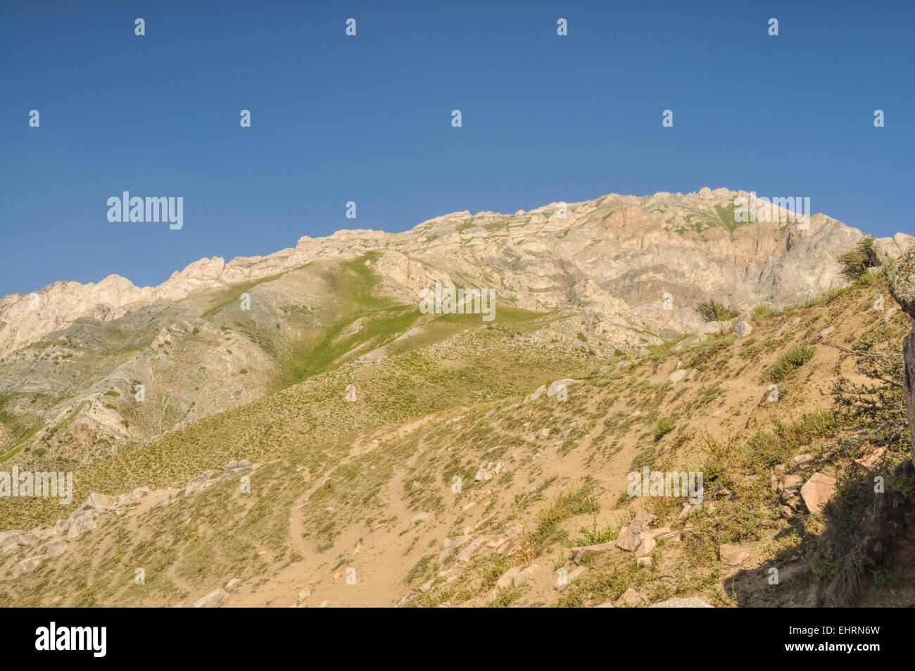 Vista panoramica del Tian Shan mountain range vicino Chimgan in Uzbekistan Foto Stock