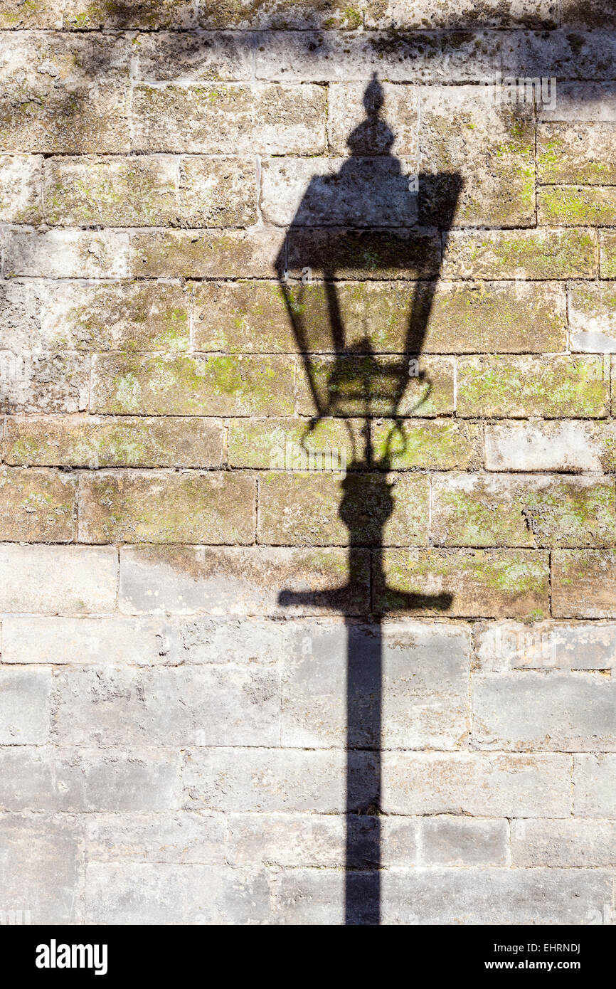 Ombra di una vecchia lampione su un muro, Inghilterra, Regno Unito Foto Stock