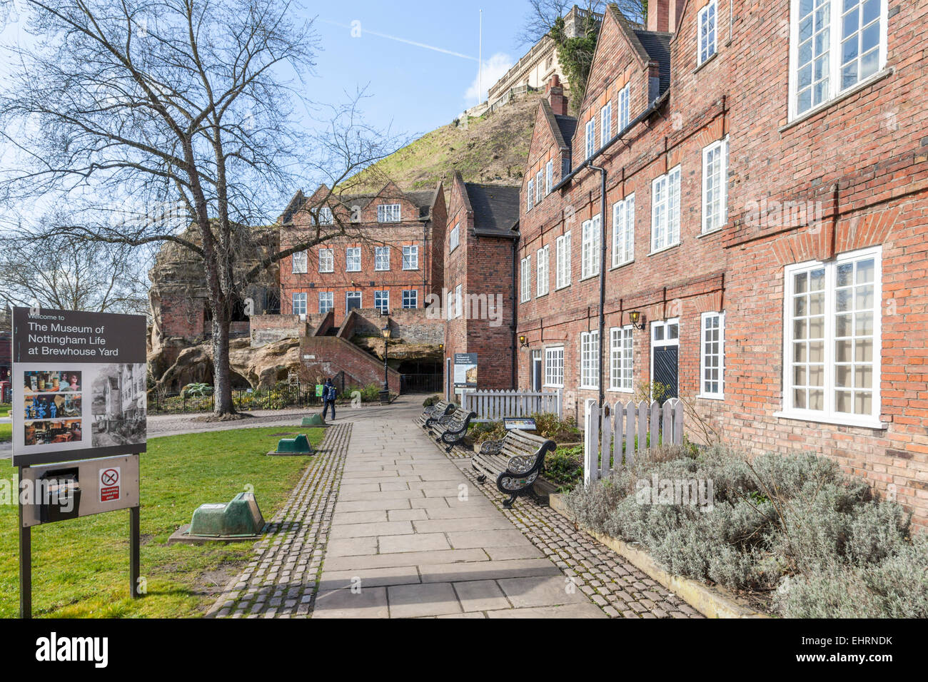 Xvii secolo cottages che ospita il Museo di Nottingham la vita al cantiere di tini di filtrazione con Rock Cottage in corrispondenza della estremità lontana del percorso, Nottingham, Inghilterra, Regno Unito Foto Stock