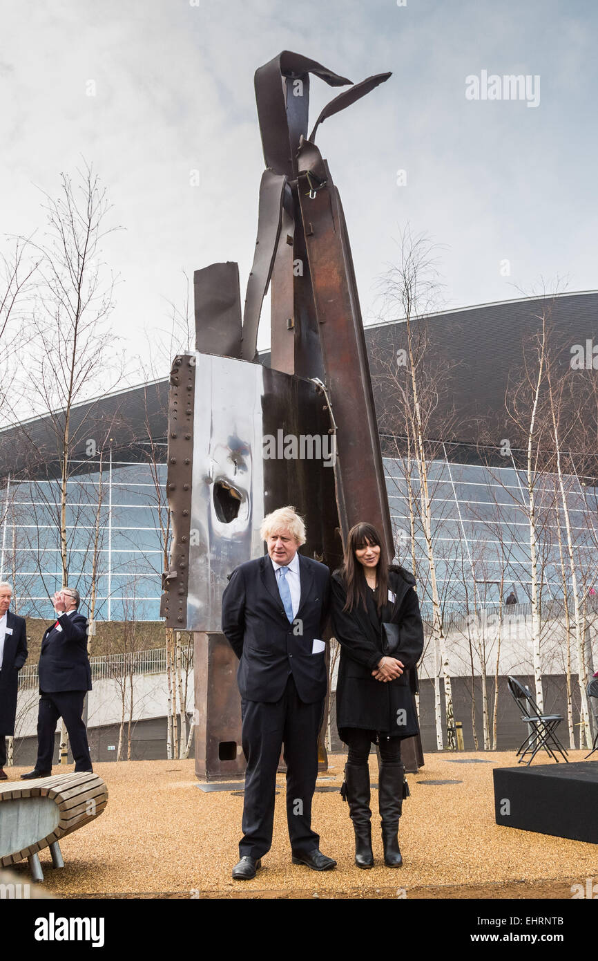 Londra, Regno Unito. Il 17 marzo 2015. Il sindaco Boris Johnson svela 9/11 scultura in acciaio Credito: Guy Corbishley/Alamy Live News Foto Stock