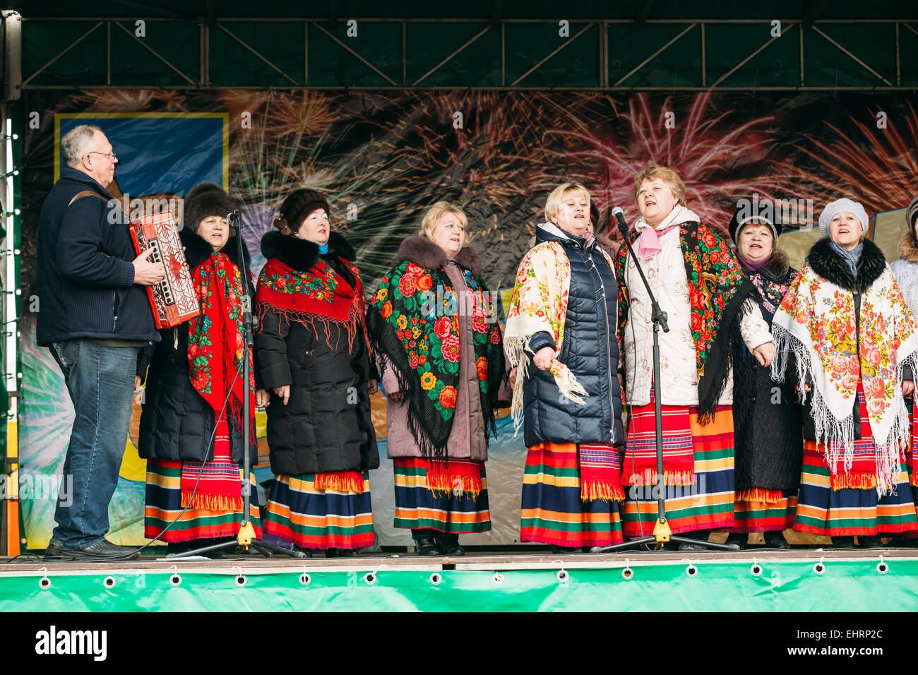 Sconosciuto gruppo di donne in vestiti nazionali alla celebrazione di Maslenitsa - tradizionale russo vacanza dedicata all'approccio di Foto Stock