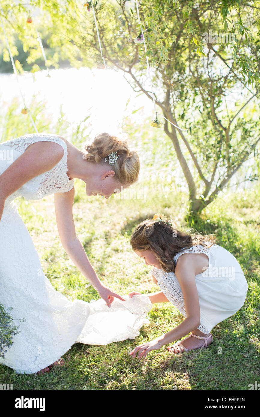 Sposa e damigella nel giardino interno durante il ricevimento di nozze Foto Stock