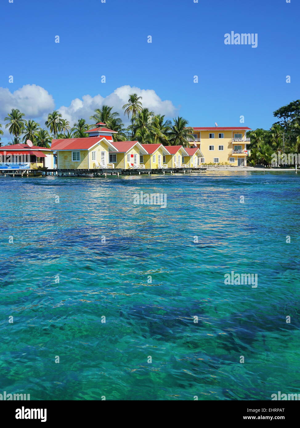 Resort caraibico con cabine sul mare, Carenero isola, Bocas del Toro, Panama America Centrale Foto Stock
