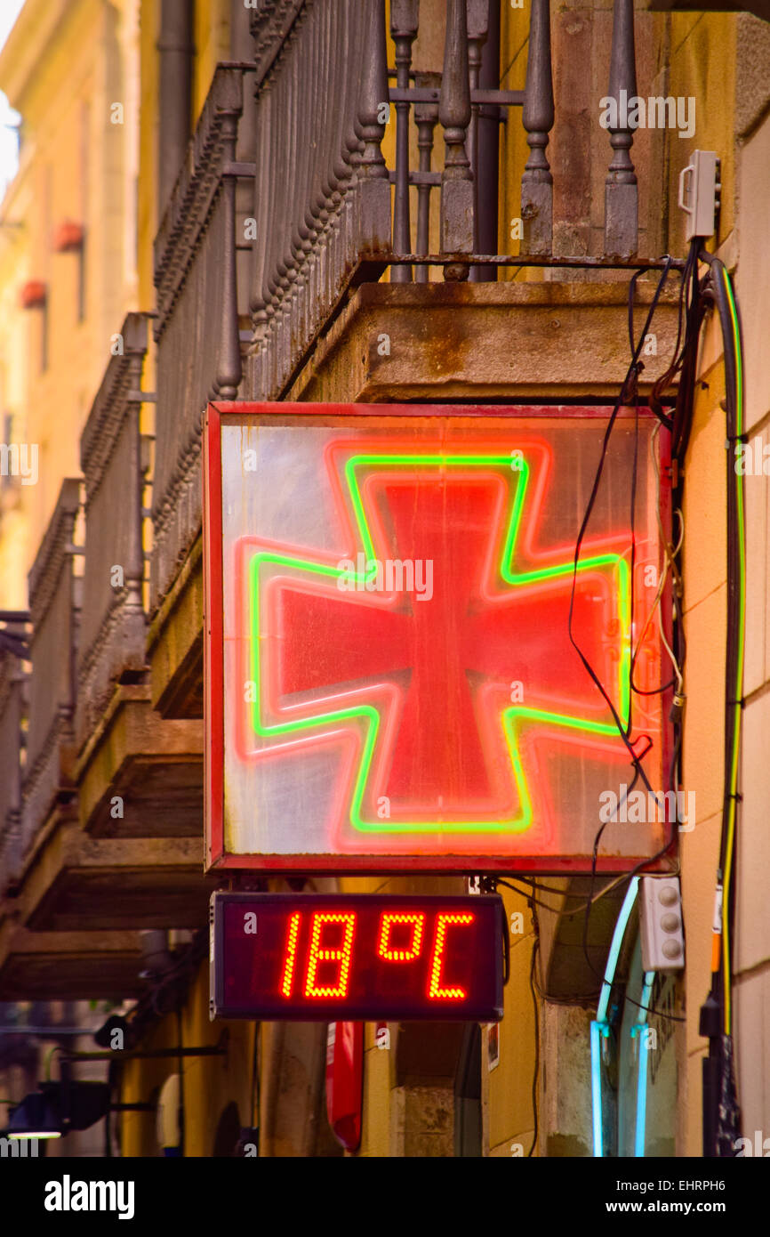 Segno di farmacia e il termometro digitale. Foto Stock