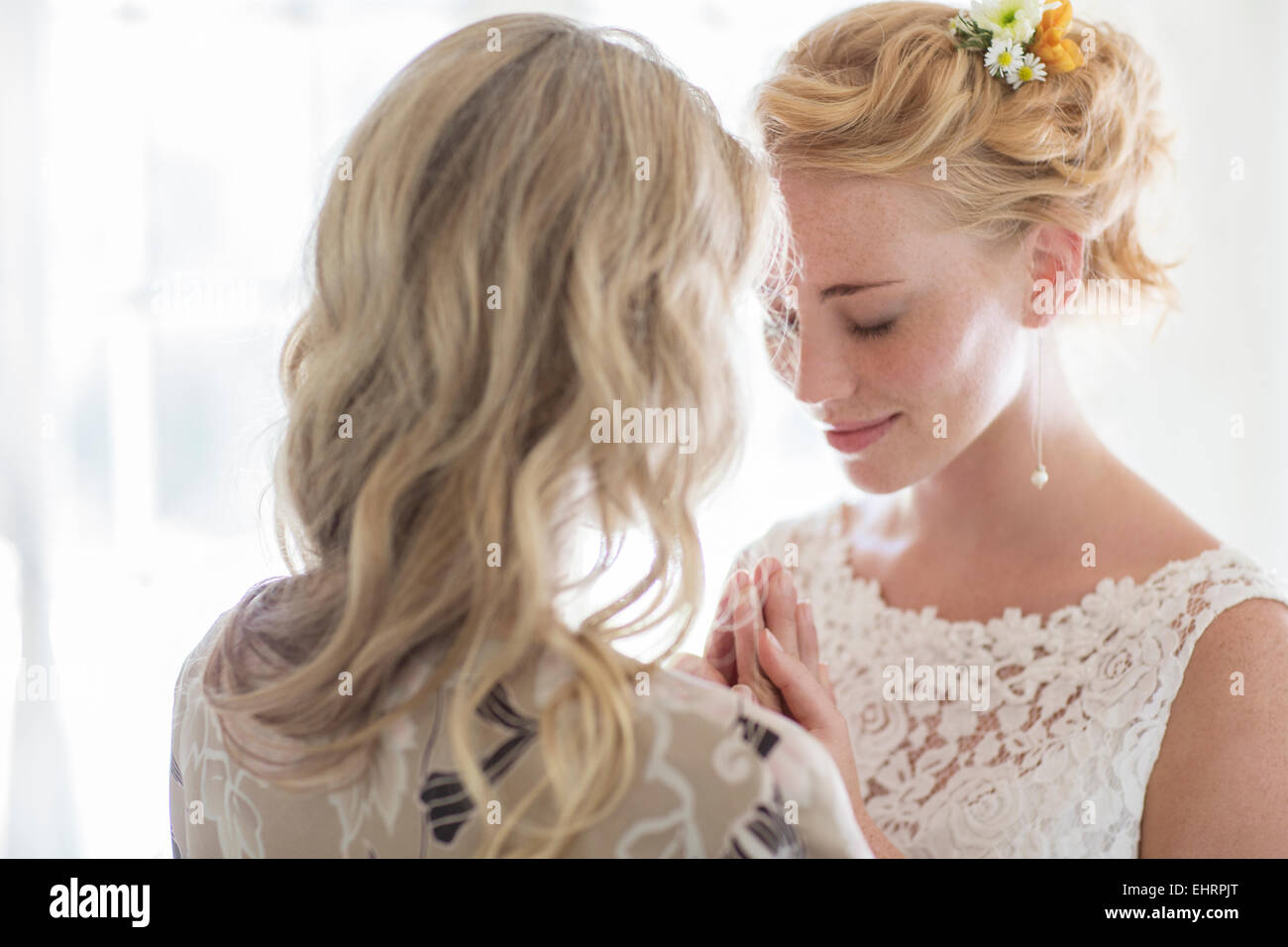 Matrona di onore e di sposa parlando in ambiente domestico Foto Stock