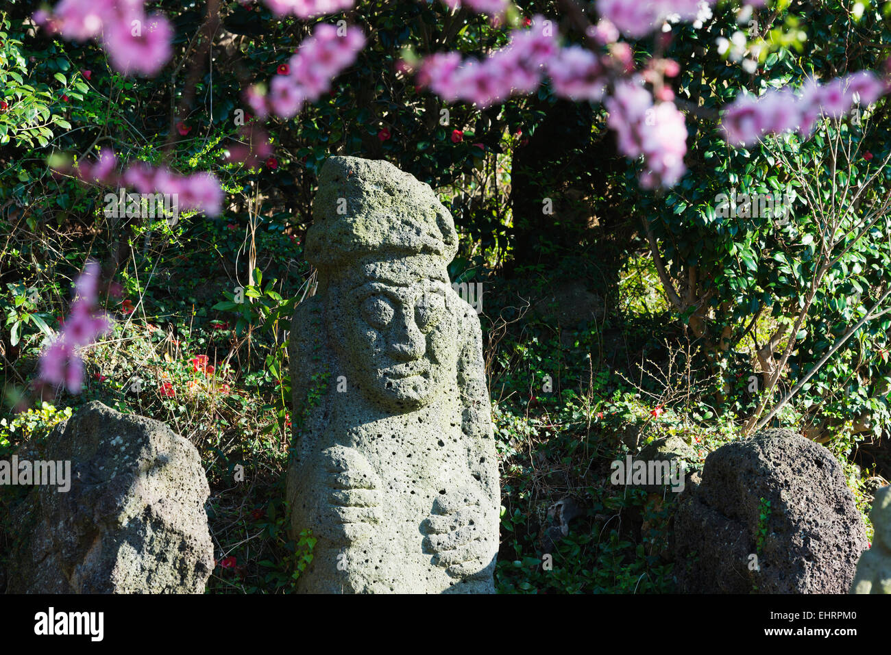 Asia, Repubblica di Corea, Corea del Sud, Jeju Island, Dol hareubang (harubang) protezione e furtility statua a Dolhareubang Park Foto Stock