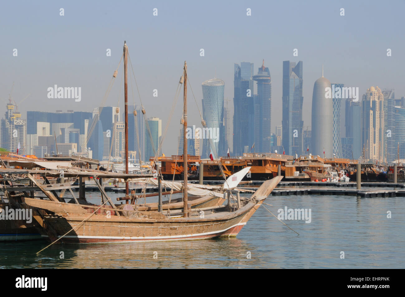 La Corniche e Dhow Harbour, Doha, Qatar. Medio Oriente. Foto Stock