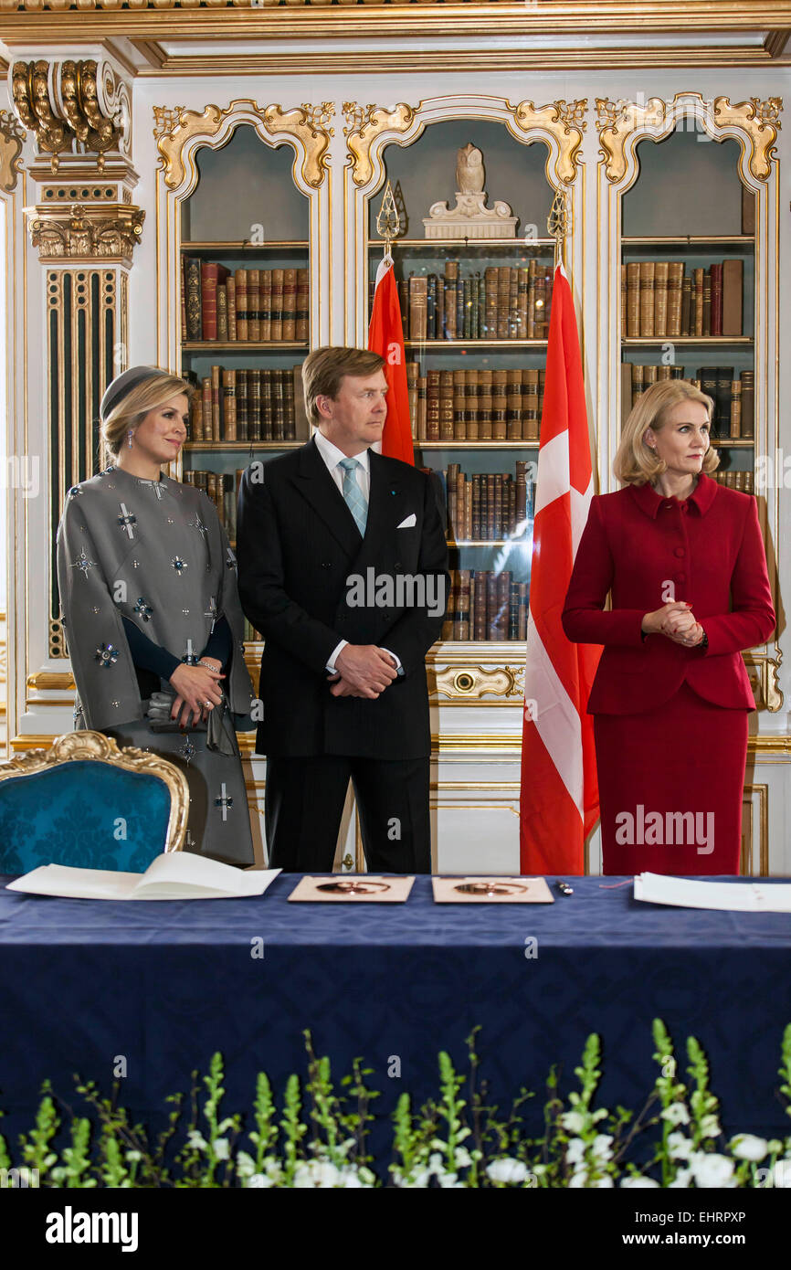 Copenhagen, Danimarca. Il 17 marzo 2015. Olandese Willem-Alexander re e regina Máxima incontra PM DANESE, Helle THORNING-SCHMIDT, durante i 2 giorni di visite di stato alla Danimarca. Qui si incontra in l'Ufficio del Primo Ministro Credito: OJPHOTOS/Alamy Live News Foto Stock