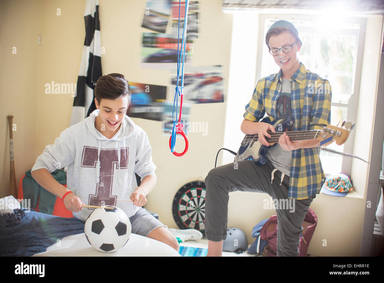 Due ragazzi adolescenti la riproduzione di musica in camera Foto Stock