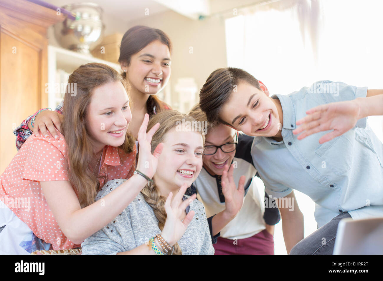 Gruppo di adolescenti sventolare durante la comunicazione via internet Foto Stock