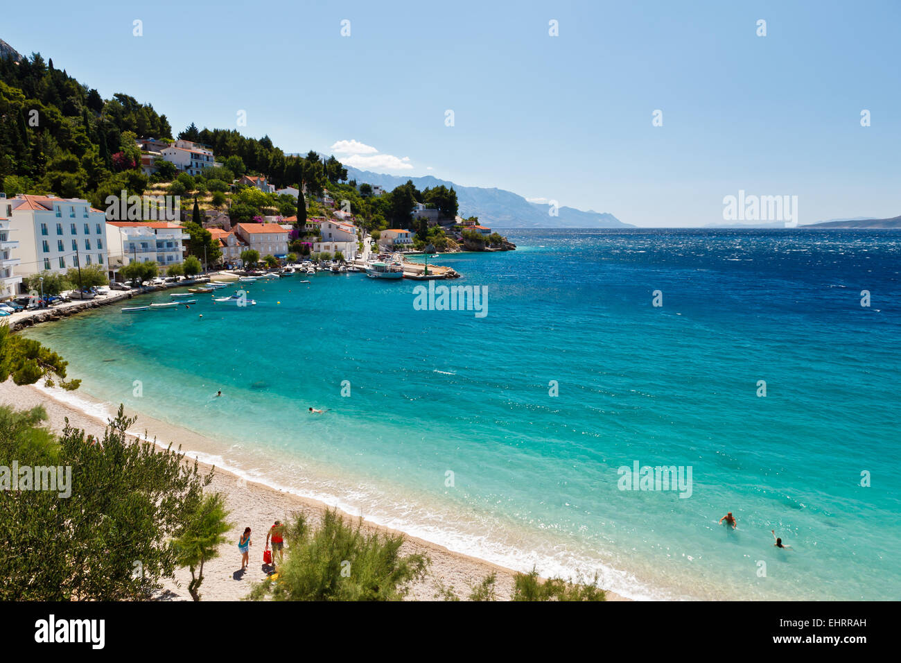 Mare blu con acqua trasparente e la spiaggia rocciosa in Croazia Foto Stock