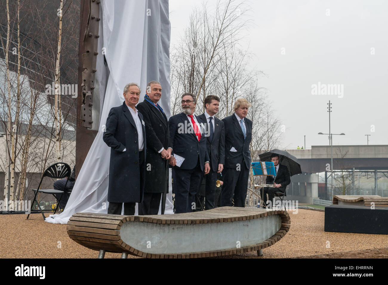 Marzo 17, 2015 - L'opera d'arte commissionata dal 9/11 carità educativa è stata svelata dal sindaco di Londra Boris Johnson. La scultura è stata creata da America artista Miya Ando fuori del Twin Tower di rottami di acciaio. La cerimonia ha visto la partecipazione di molti visitatori e relatori provenienti da Regno Unito e all'estero tra cui ambasciatore statunitense Matthew Barzun, storico inglese Simon Schama e presidente di poiché 9/11 Pietro Rosengard © Velar concedere/ZUMA filo/ZUMAPRESS.com/Alamy Live News Foto Stock