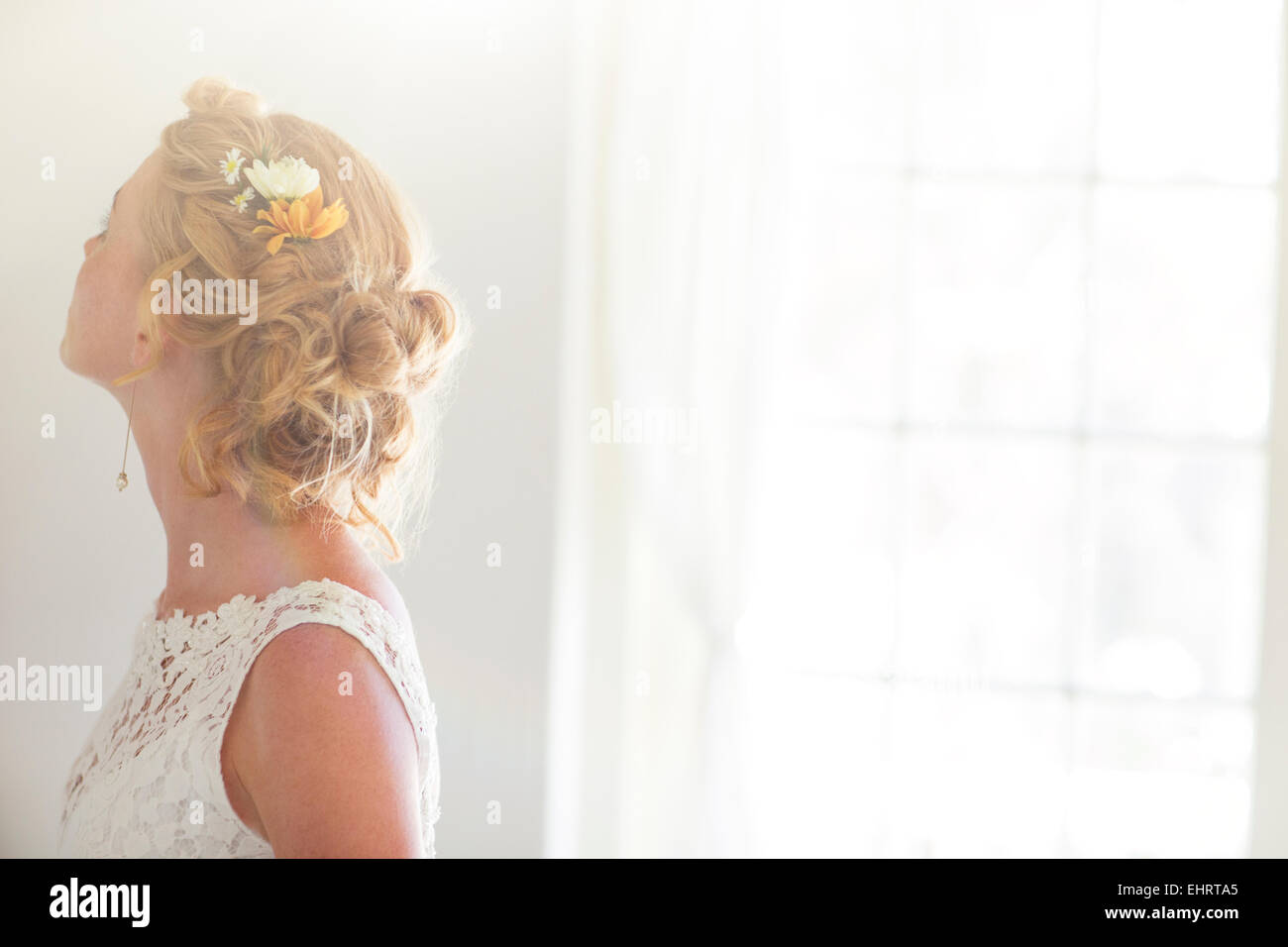 Giovane sposa nella stanza soleggiata Foto Stock