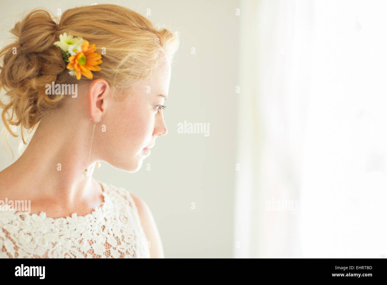 Ritratto di sposa guardando fuori della finestra Foto Stock