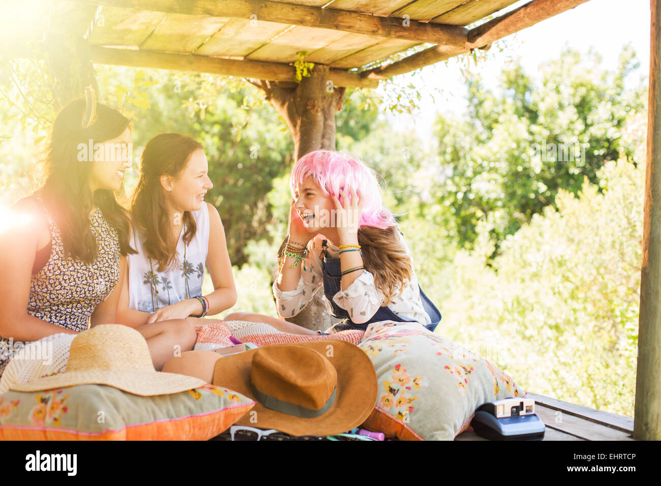 Tre ragazze adolescenti giocando in casa sull'albero in estate Foto Stock