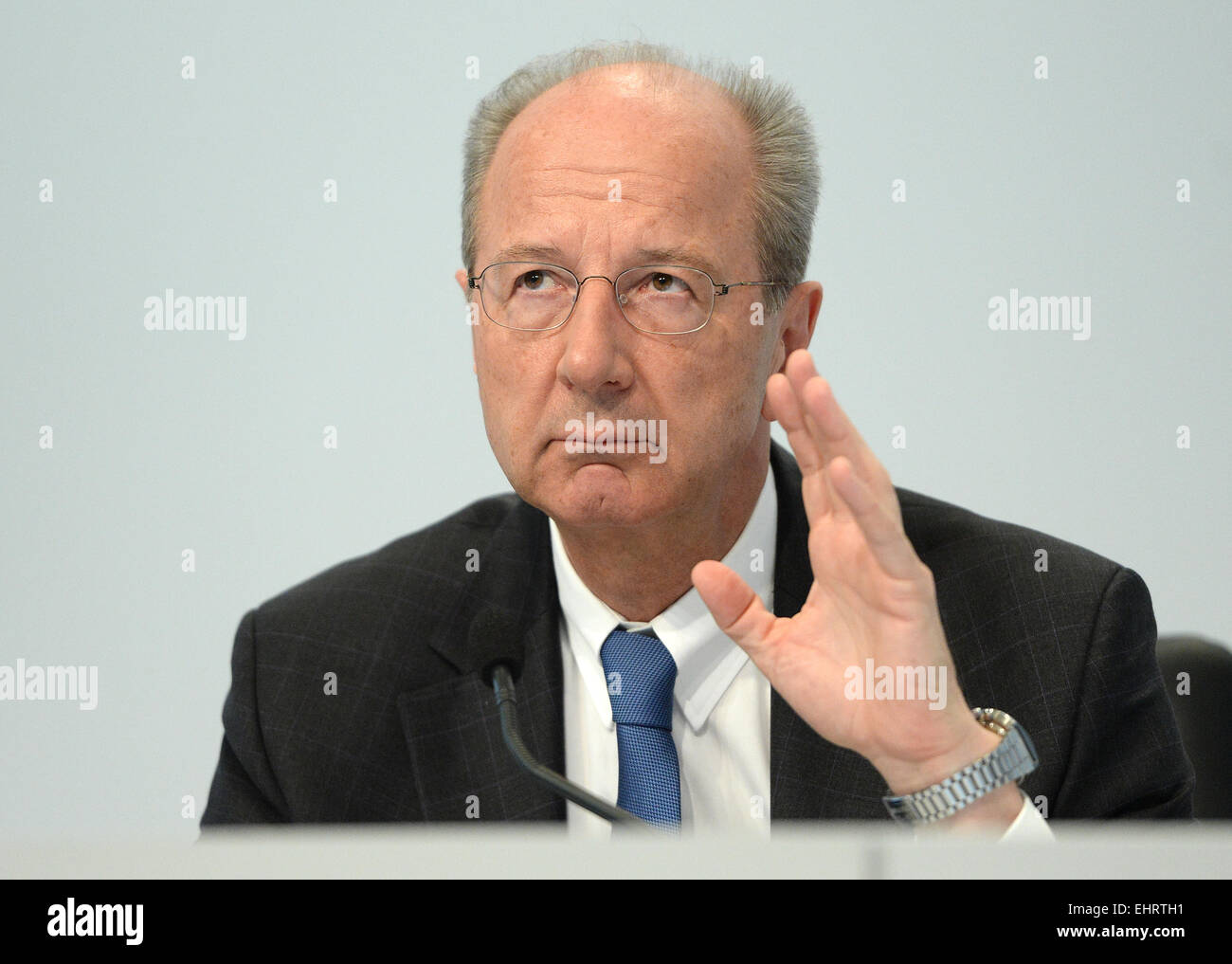 Hans Dieter Poetsch, CFO di Porsche in sé, risponde alle domande dei giornalisti durante la Porsche se conti annuali della conferenza stampa tenutasi a Stoccarda, Germania, 17 marzo 2015. Foto: BERND WEISSBROD/dpa Foto Stock