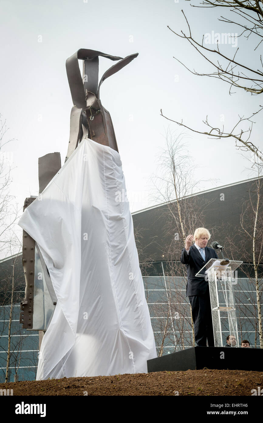 Londra, Regno Unito. Il 17 marzo 2015. Il sindaco Boris Johnson svela 9/11 scultura in acciaio Credito: Guy Corbishley/Alamy Live News Foto Stock